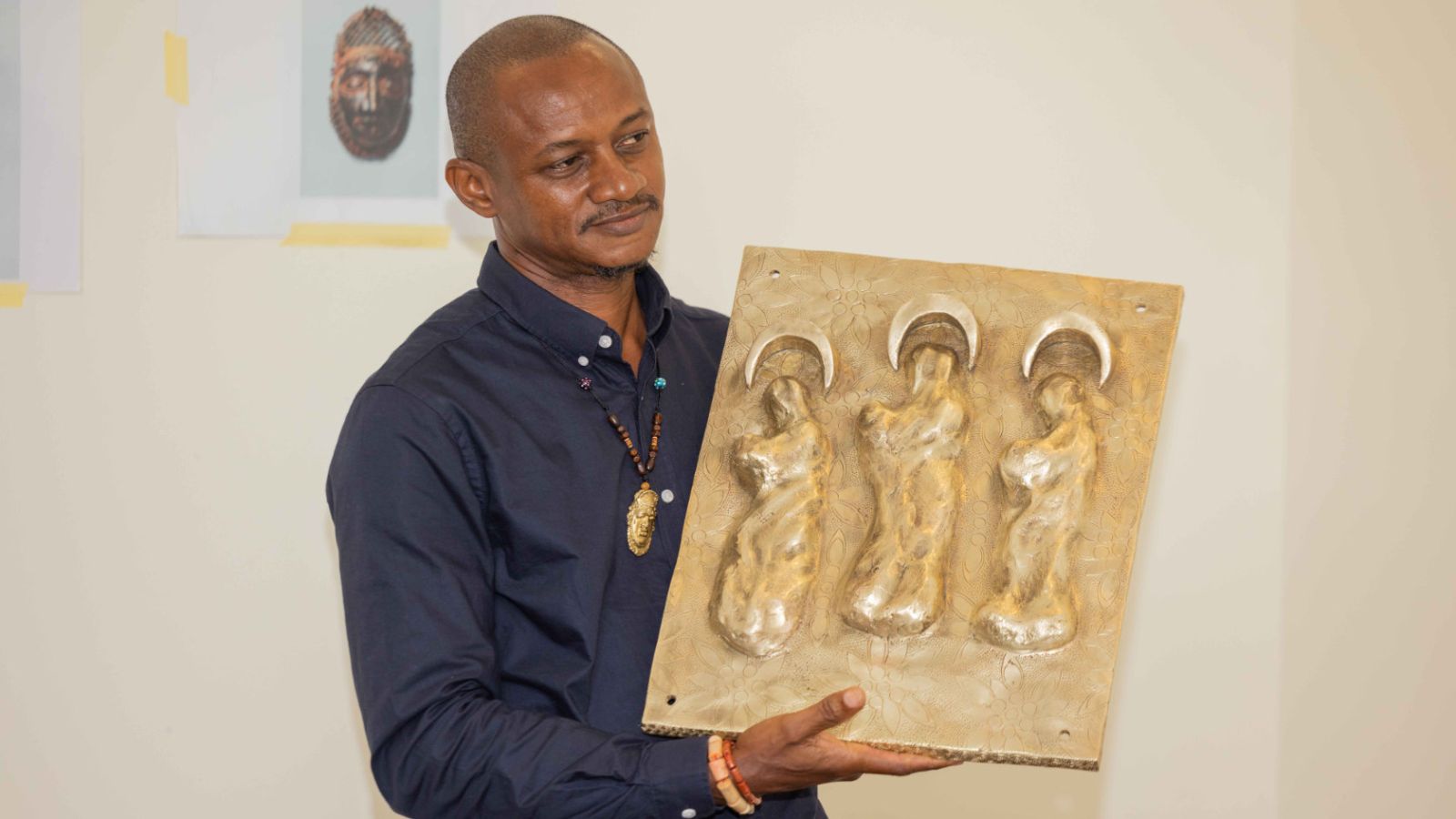 Bronzegiesser Phil Omodamwen hatte bereits an der Ausstellung «Benin verpflichtet» teilgenommen und dabei den Entstehungsprozess einer zeremoniellen Glocke dokumentiert. Die Reliefplatte mit den Darstellungen von Regula, Felix und Experantius wird nun nach Zürich reisen.